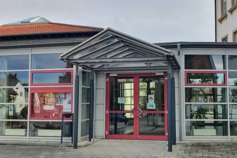 Der Eingang zum Zentrum Alte Schule. Es zeichnet sich ab, was für eine Heizung eingebaut werden soll.