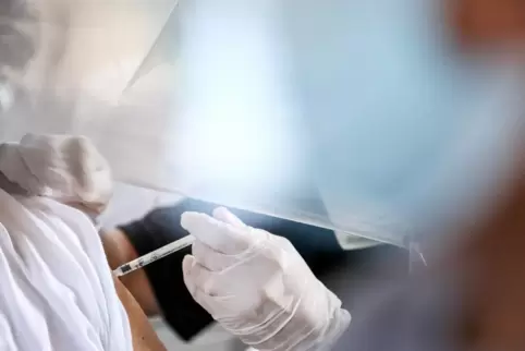 Wenn möglich sollte man sich gegen das Virus impfen lassen. 