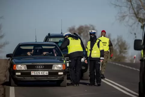 Kontrolle an der Grenze zwischen Polen und Belarus am Grenzübergangs Kuznica.