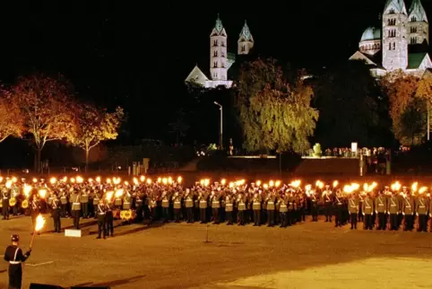 Bewegende Kulisse: Die Breite des Festplatzes und der beleuchtete Kaiserdom bildeten den Rahmen. Bewegende Kulisse: Die Breite des Festplatzes und der beleuchtete Kaiserdom bildeten den Rahmen.