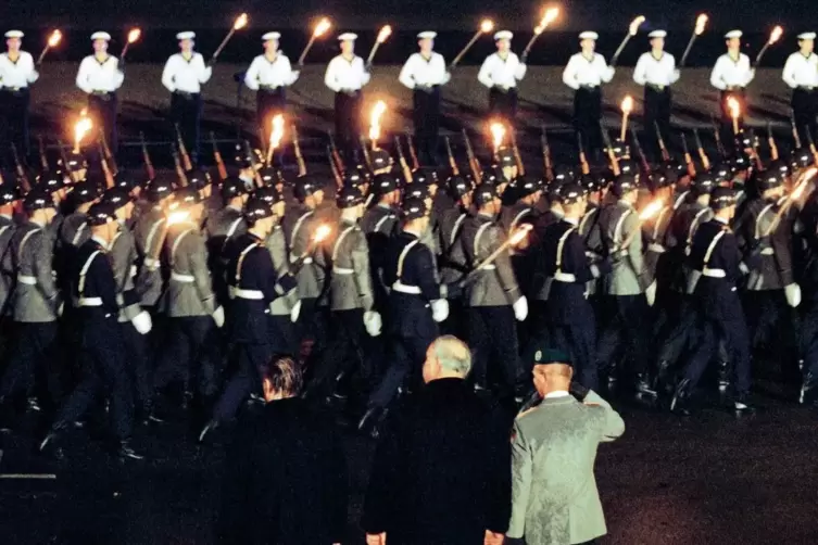 Zapfenstreich: milit&auml;risches Zeremoniell im Fackelschein. 