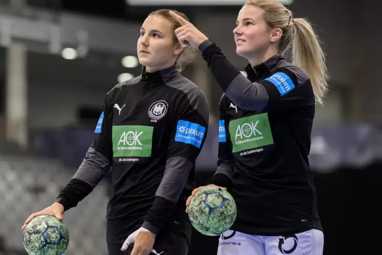 Die gebürtige Zweibrückerin Amelie Berger (rechts) zeigt ihrer Nationalmannschafts-Mitspielerin Mareike Thomaier, wo es bei der 