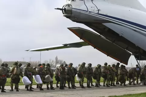 Russische Fallschirmjäger steigen während Manövern in Taganrog im April in ein Flugzeug für Luftlandeübungen.