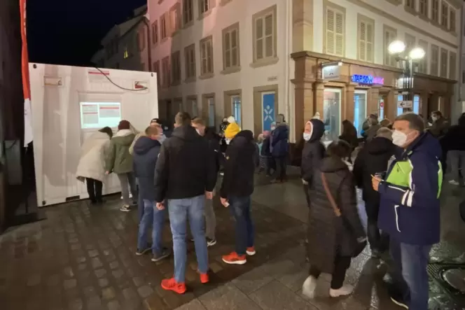 Vor einem Container, an dem man mit 2G-Nachweis ein Einlassbändchen bekommt, hat sich eine Schlange gebildet.