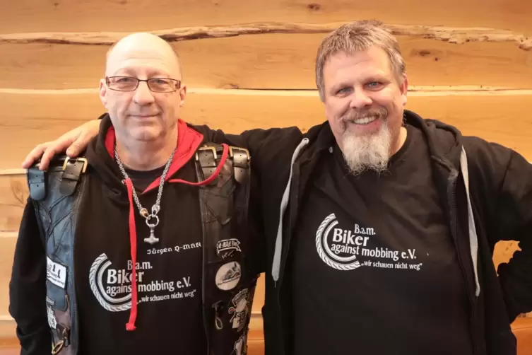 Jürgen Weber (links) und Vorsitzender Volker Mücke des Vereins Biker Against Mobbing (BAM) wollen zusammen mit ihren Mitgliedern