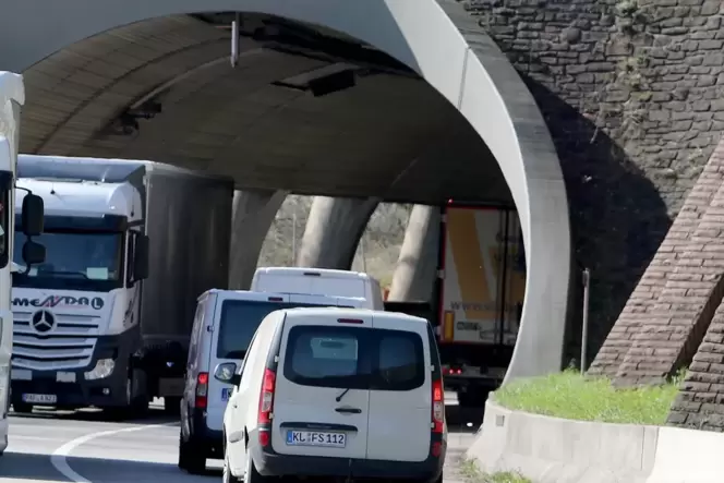 Wie wird das Tunnel-Nadelöhr bei Annweiler ausgebaut? Das ist die heikelste Frage bei der B10-Planung.