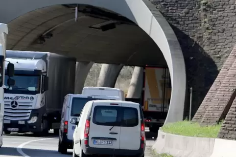Wie wird das Tunnel-Nadelöhr bei Annweiler ausgebaut? Das ist die heikelste Frage bei der B10-Planung. 