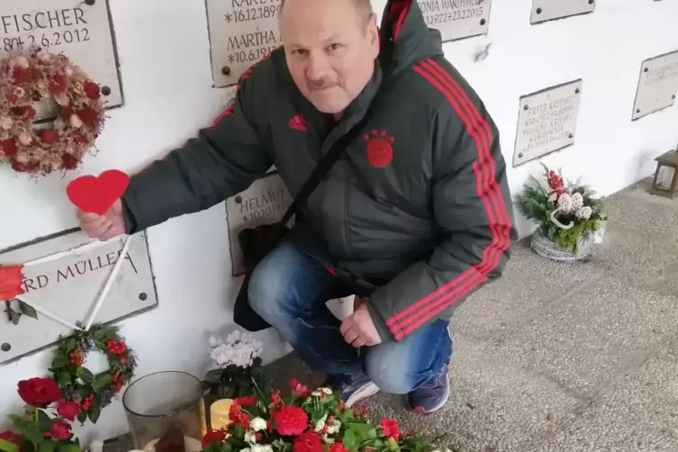Bayern-Fan Heinz Trauth am Grab des im August gestorbenen Gerd M&uuml;ller. 