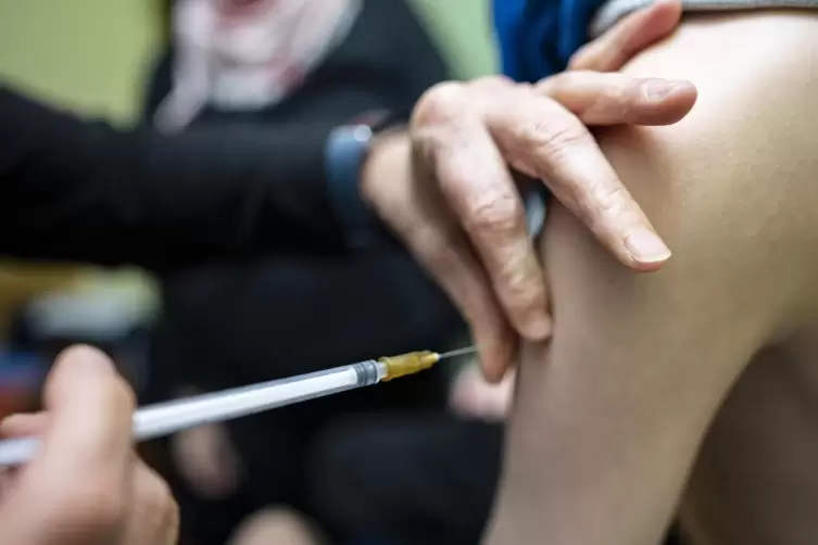 Impfung eines Zwölfjährigen gegen das Coronavirus am 30. November in Berlin.