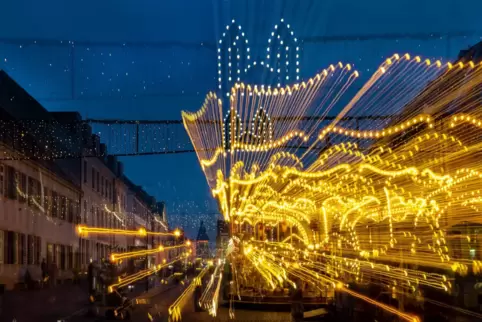 Weiterhin erlaubt: Lichterglanz auf dem Weihnachtsmarkt, hier beim Karussell am Stadthaus. Weiterhin erlaubt: Lichterglanz auf dem Weihnachtsmarkt, hier beim Karussell am Stadthaus.