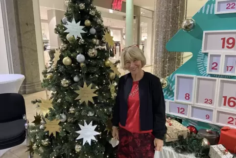 Sterne: Silvia Bürger vor dem Baum in der Postgalerie. 