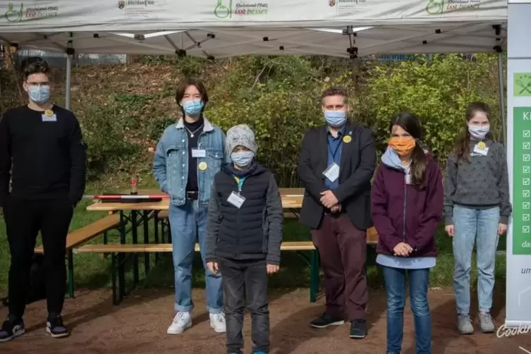 Nachwuchsk&ouml;che: Teilnehmer des Cooking Kids Clubs beim Klimaschutztag &ndash; noch ohne die neuen Jacken. 