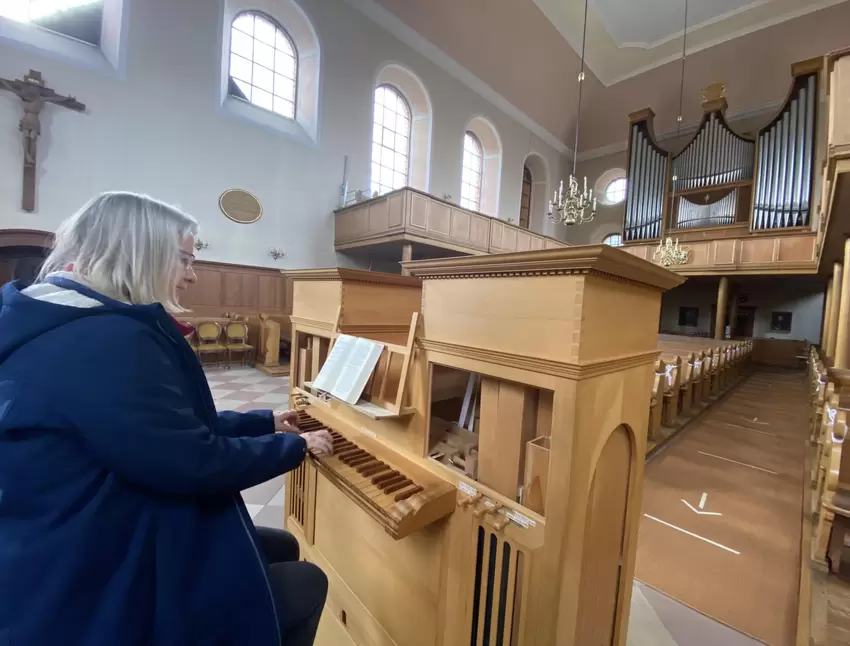 Katja Gericke-Wohnsiedler mit der Organo di Legno von Andreas Schiegnitz.