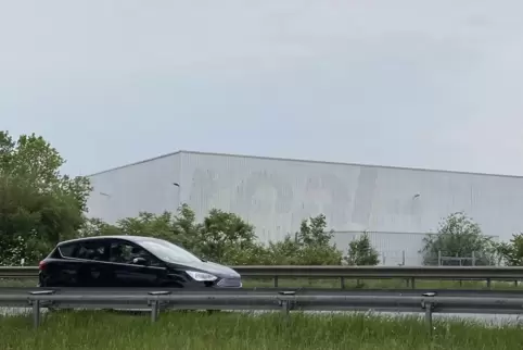 Der (fast) weiße Riese: das Gebäude des früheren Real-Einkaufsmarkts im Westen von Studernheim. Der (fast) weiße Riese: das Gebäude des früheren Real-Einkaufsmarkts im Westen von Studernheim.