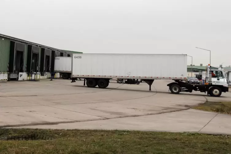 Nicht nur Lastwagen sorgen daf&uuml;r, dass die Lagerbest&auml;nde in Europa und Afrika verteilt werden. 