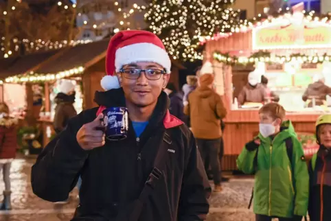 Weihnachten in Deutschland: Reny Rodriguez aus Ecuador trinkt seinen ersten Glühwein in Frankenthal. 