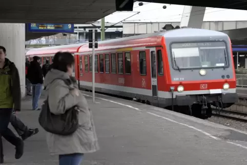 Als die Strecke in die BASF noch nicht elektrifiziert war, fuhren die meisten BASF-Pendlerzüge mit Dieseltriebwagen der Baureihe