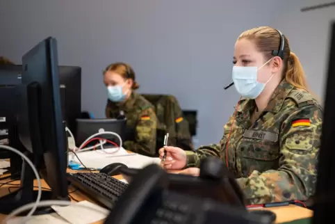 In manchen Regionen sind die Gesundheitsämter überlastet – weshalb die Bundeswehr erneut aushilft.