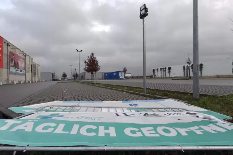 Der Sturm hat die Schnelltest-Zelte am Cineplex zerstört, ebenso die Beschilderung. 