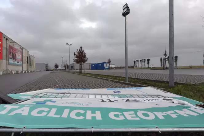 Der Sturm hat die Schnelltest-Zelte am Cineplex zerstört, ebenso die Beschilderung. Der Sturm hat die Schnelltest-Zelte am Cineplex zerstört, ebenso die Beschilderung.