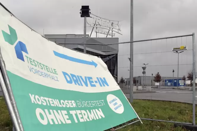 Schilder und Zelte wurden vom Sturm zerstört. Schilder und Zelte wurden vom Sturm zerstört.