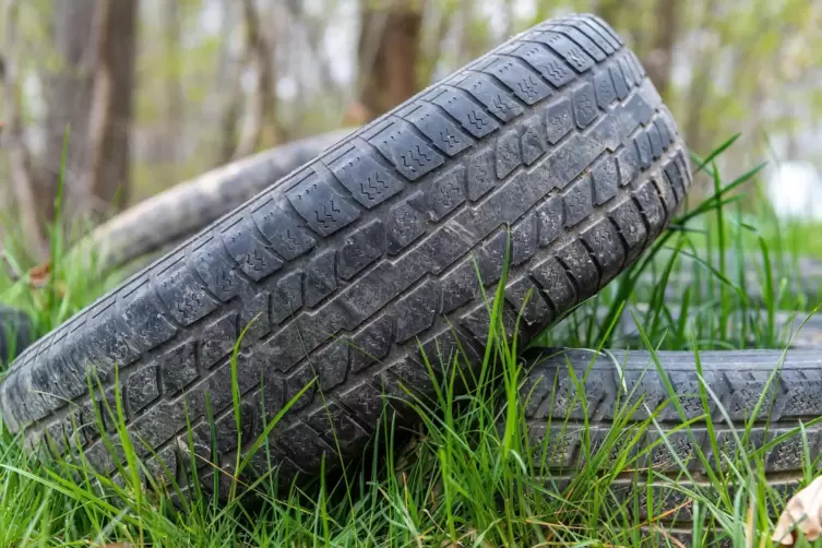 Umweltfrevel: Warum alte Reifen in die Natur werfen, wenn man sie einfach beim Reifenhändler lassen kann? Dann muss man sie nich