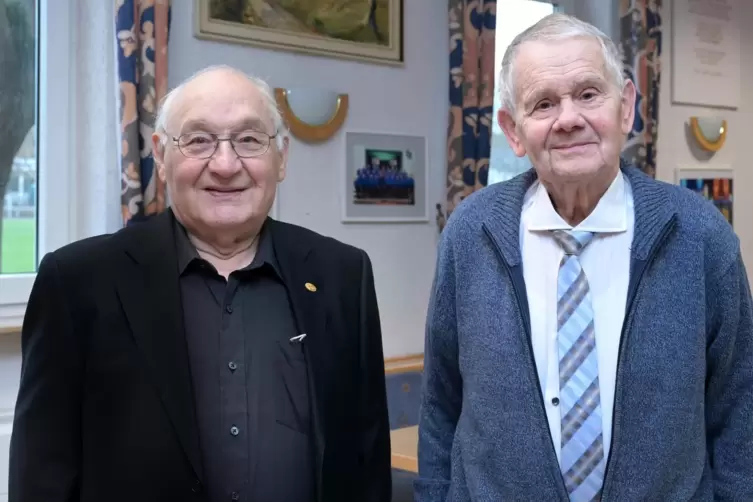 Zusammen 130 Jahre bei der Liedertafel: Erich Klein (links), der kaum eine Probe verpasst, und Wiedergründungsmitglied Gerhard H