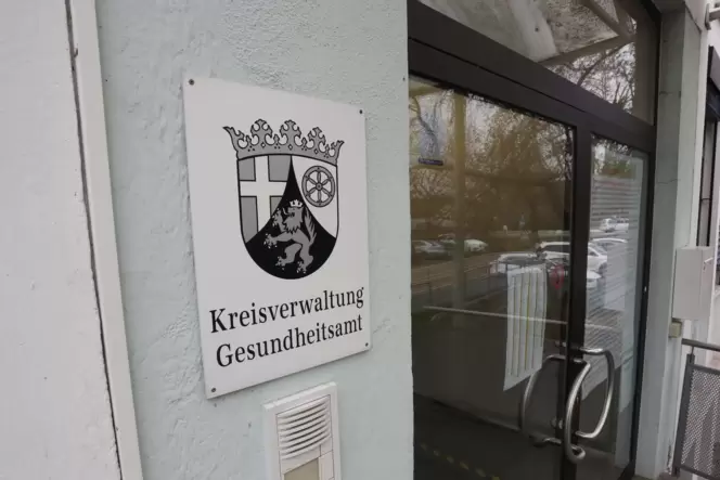 Im Gesundheitsamt – hier noch der Eingang des alten Standorts – bräuchte man noch viel mehr Leute.