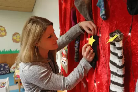 Erzieherin Jessica Lambrecht beim Dekorieren. Erzieherin Jessica Lambrecht beim Dekorieren.