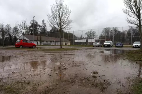 Der Handlungsbedarf am Sportplatzareal ist nicht nur bei Regenwetter sichtbar. 