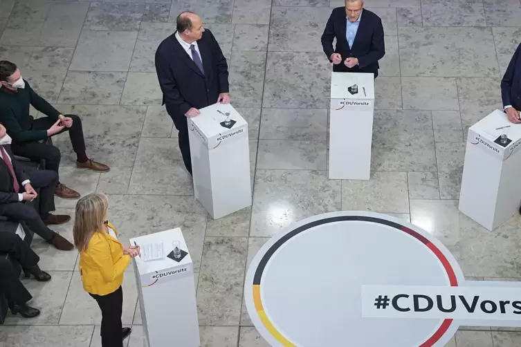 Friedrich Merz (r-l), Norbert Röttgen und Helge Braun, die drei Kandidaten für den CDU Vorsitz, stellen sich in einer Townhall-V