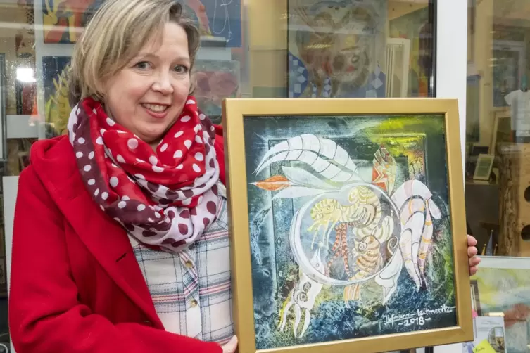 Birgit Hofmann mit einem Werk ihres Vaters. 