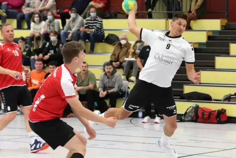 Nur beim Wurf abheben: Denis Krieg (rechts) vom TSV Speyer.