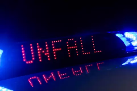 Den beim Unfall entstandenen Schaden beziffert die Polizei auf 15.000 Euro.