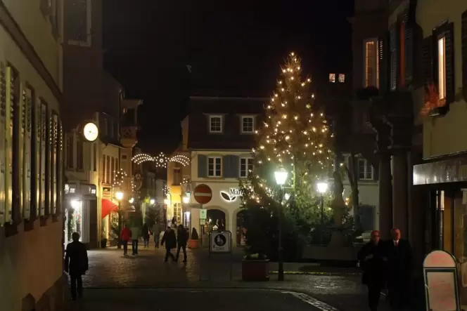 Ein großer Weihnachtsbaum auf dem Marktplatz hat in der Kurstadt Tradition. In diesem Jahr fehlt die Tanne, was bei vielen Bürge