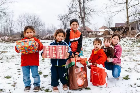 Schuhkartonverteilung bei Kindern einer Roma-Familie in Rumänien.