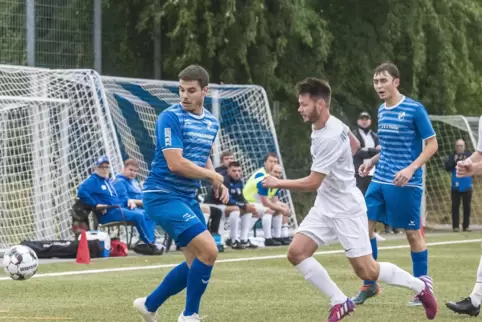 Jonas Jung (Mitte) bleibt auch in der neuen Saison Spielertrainer beim FV Ramstein. 