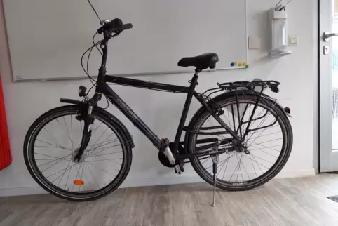 In der Nacht zum Donnerstag wurde ein Fahrkartenautomat in Bruchsal gesprengt. Das Fahrrad und der Rucksack des Tatverdächtigen 