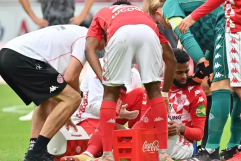 Schreckmoment am Tag der deutschen Einheit: Jeremiah St. Juste hat sich im Spiel gegen Union Berlin an der Schulter verletzt. Er