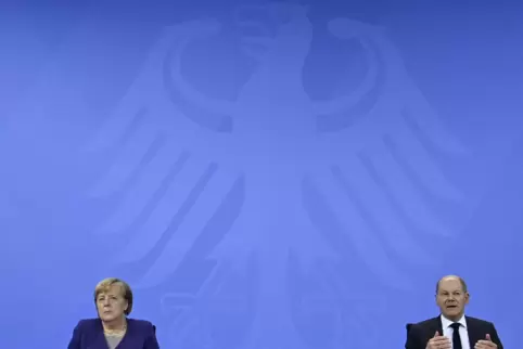 Die geschäftsführende Bundeskanzlerin Angela Merkel (CDU) und ihr designierter Nachfolger Olaf Scholz (SPD) informieren nach der