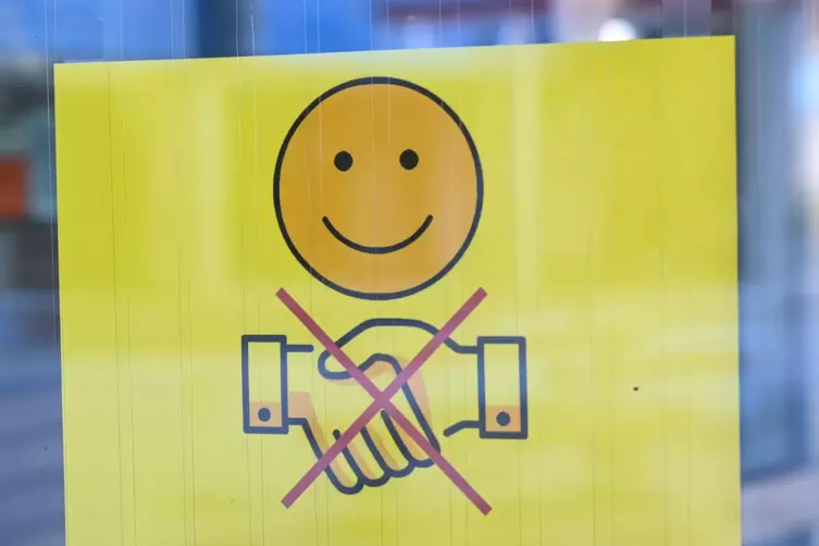 Ein Schild, dass auf den Verzicht des Handschlags hinweisen soll. Das Ritual des H&auml;ndesch&uuml;ttelns galt urspr&uuml;nglich als Friedensz