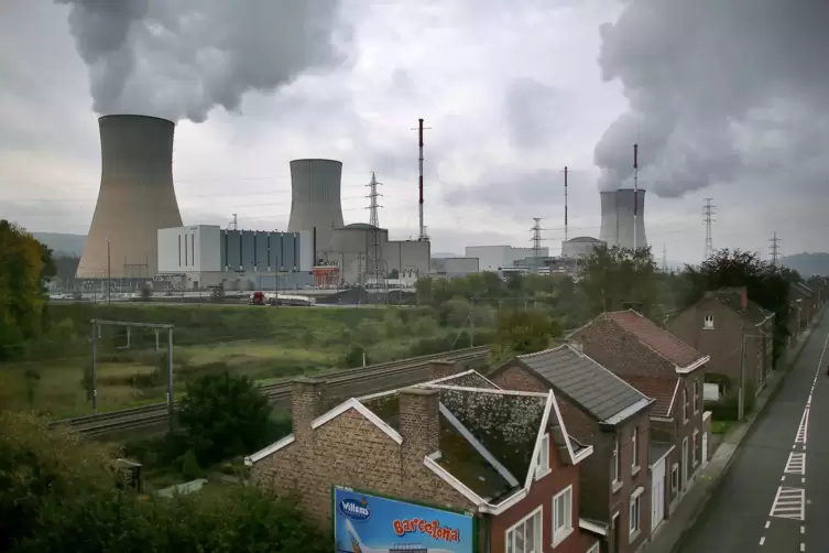 Haarrisse im Meiler: Das belgische Atomkraftwerg Tihange bereitet den Nachbarn Sorge.