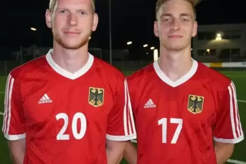 Stolze Spieler mit dem Adler auf der Brust: Kevin Schley (links, mit seinem Teamkollegen Leon Schröder aus Fischbach) im Jahr 20 Stolze Spieler mit dem Adler auf der Brust: Kevin Schley (links, mit seinem Teamkollegen Leon Schröder aus Fischbach) im Jahr 20