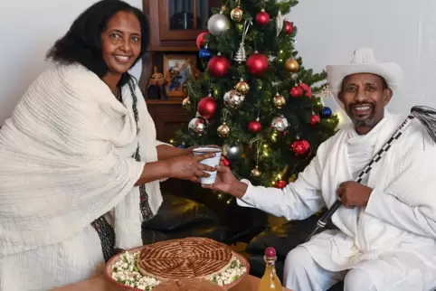 Berekti Andeberhan (links) und Tewelde Sahle aus Eritrea in ihrer traditionellen Festtagskleidung. An den Festtagen gibt es unte