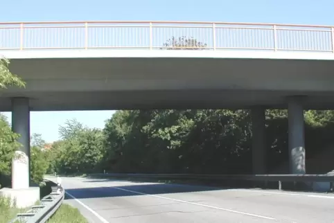 Mit Stützen: die Closweg-Brücke heute. Sie soll durch einen Neubau ersetzt werden.