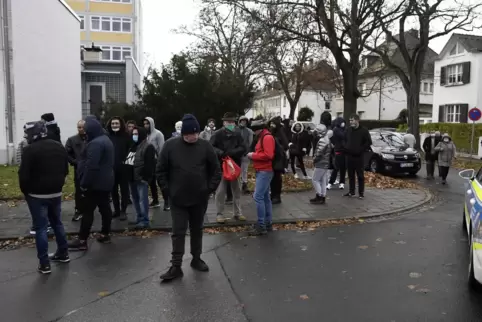 Lange Warteschlangen wie hier an der Andreas-Albert-Schule verärgern viele Impfwillige. Den Frust darüber bekommt nach deren eig Lange Warteschlangen wie hier an der Andreas-Albert-Schule verärgern viele Impfwillige. Den Frust darüber bekommt nach deren eig
