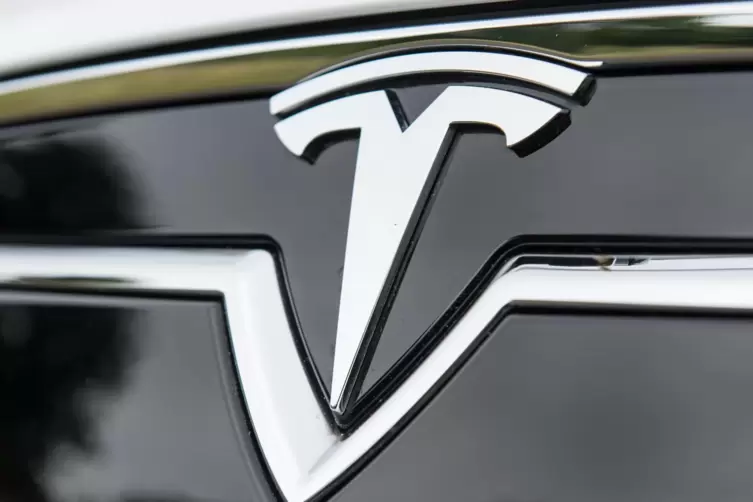 Das Symbol der Automobilmarke Tesla.