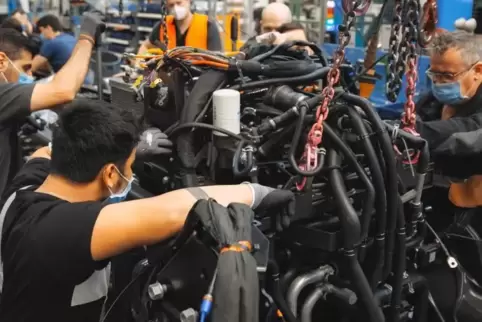 Ohne Maske geht’s nicht. Arbeiter im Wörther Lkw-Montagewerk.