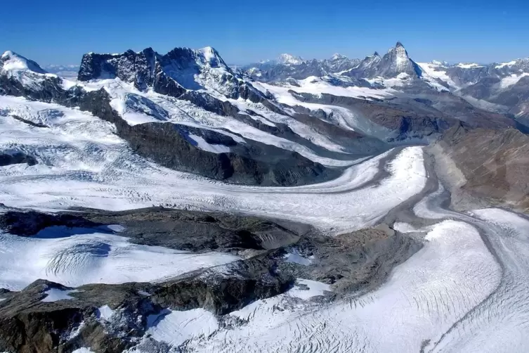 Luftaufnahme des Gorner Gletschers und des Matterhorns in der Schweiz. 