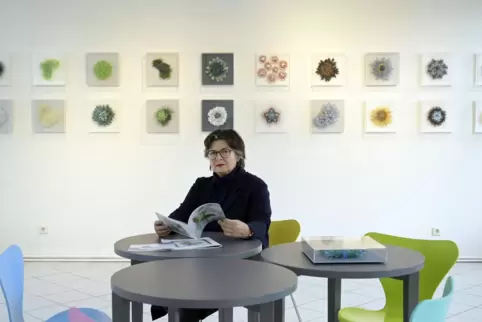 Die Galeristin Ingrid Bürgy-de Ruijter in der Ausstellung im Schloss in Fußgönheim.